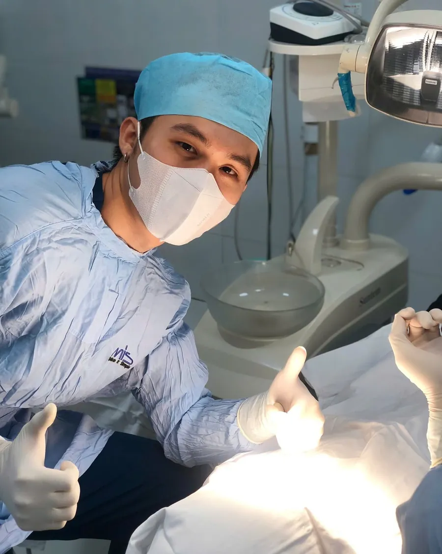 ThS.BS CKII Huỳnh Trần Gia Hưng đang điều trị cho khách trên ghế nha tại Nha khoa Fami Dent
