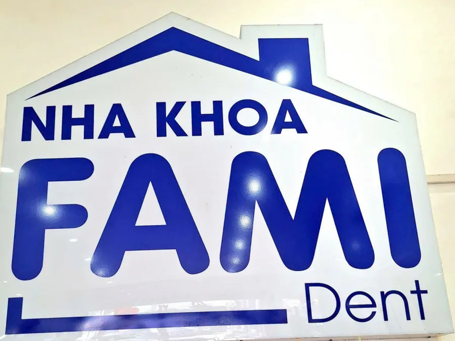 Biển hiệu Nha khoa Fami Dent trước cửa phòng khám