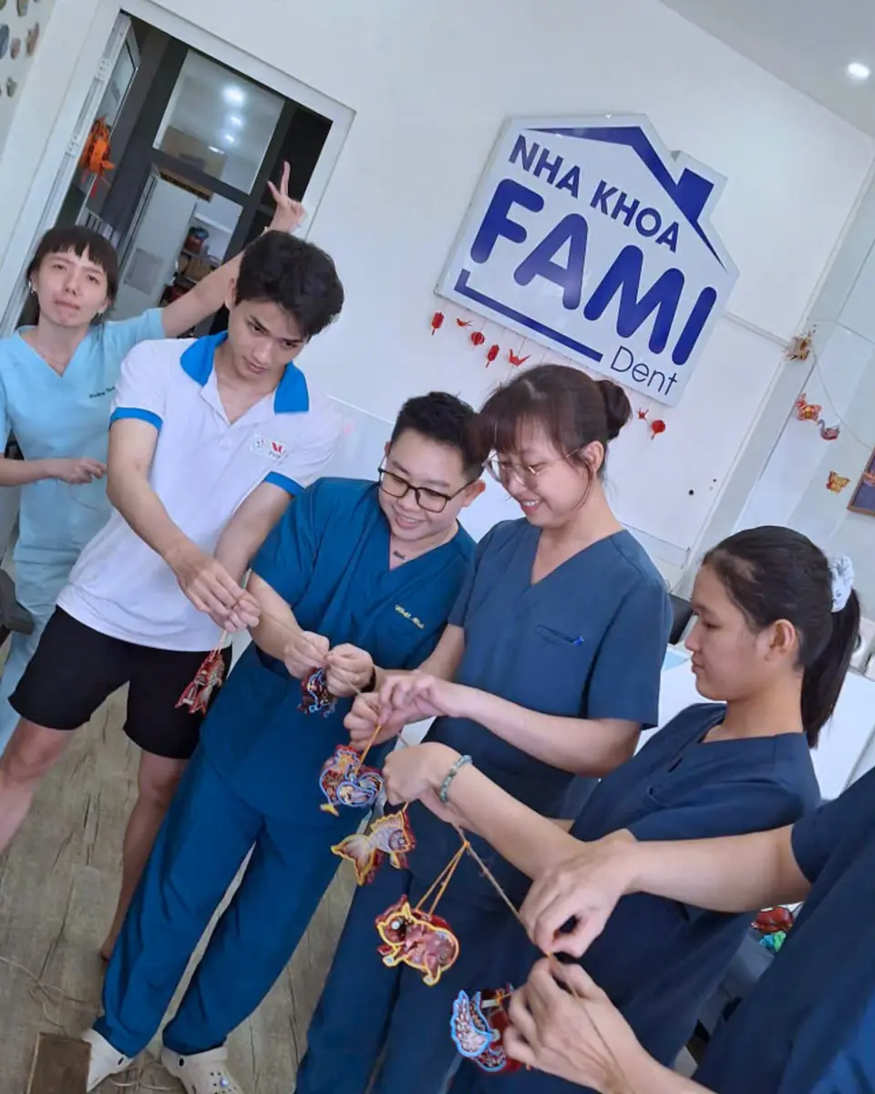 Đội ngũ lễ tân Nha khoa Fami Dent chào khách tại quầy